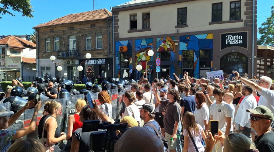 “Nisi dobrodošao”: Održan protest zbog Vučićevog dolaska u Niš, Žandarmerija blokirala prilaze pozorištu