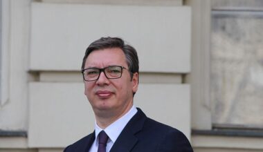 Vučić plaši Srbijom bez Vučića”: Tvrdi da će građani morati da slušaju Tompsona i viču “Za dom spremni