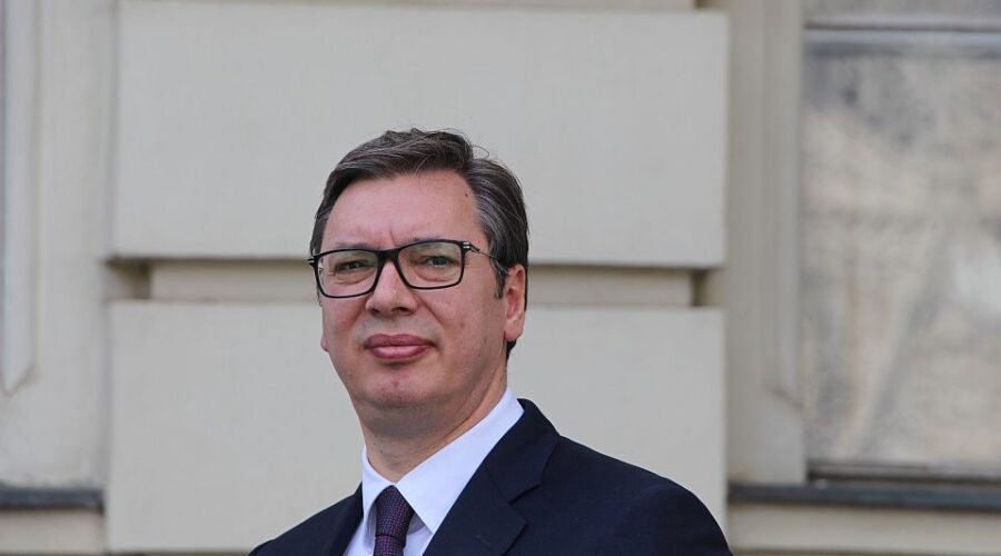 Vučić plaši Srbijom bez Vučića”: Tvrdi da će građani morati da slušaju Tompsona i viču “Za dom spremni