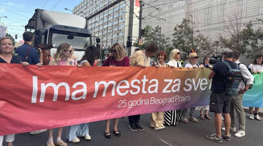 Beograd Prajd „Ima mesta za sve nas“: Završena šetnja, počeo muzički program u parku Manjež (FOTO)