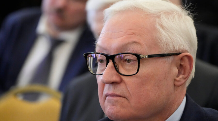 Rjabkov: Ne isključuje se trilateralni sastanak Putina, Sija i Trampa