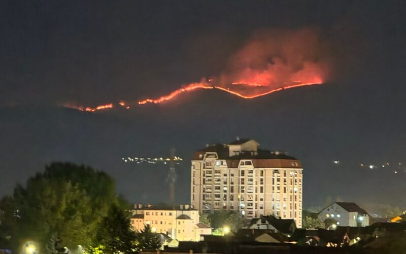 MUP: Požar na Suvoj planini i dalje aktivan, vatru gasi više od 170 ljudi i tri helikoptera