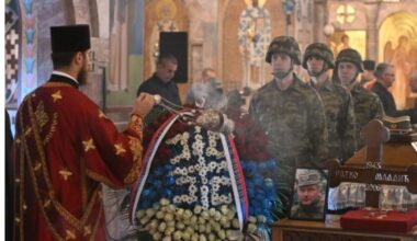 RATKO MLADIĆ BIĆE SAHRANJEN U BEOGRADU: Kovčeg izložen u crkvi Svetog Luke, građani dolaze u kolonama da mu odaju poslednju počast!