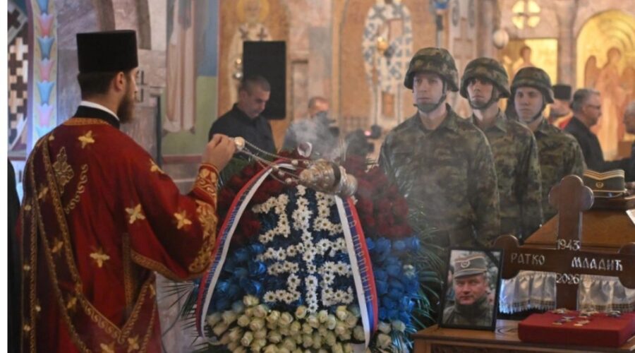 RATKO MLADIĆ BIĆE SAHRANJEN U BEOGRADU: Kovčeg izložen u crkvi Svetog Luke, građani dolaze u kolonama da mu odaju poslednju počast!