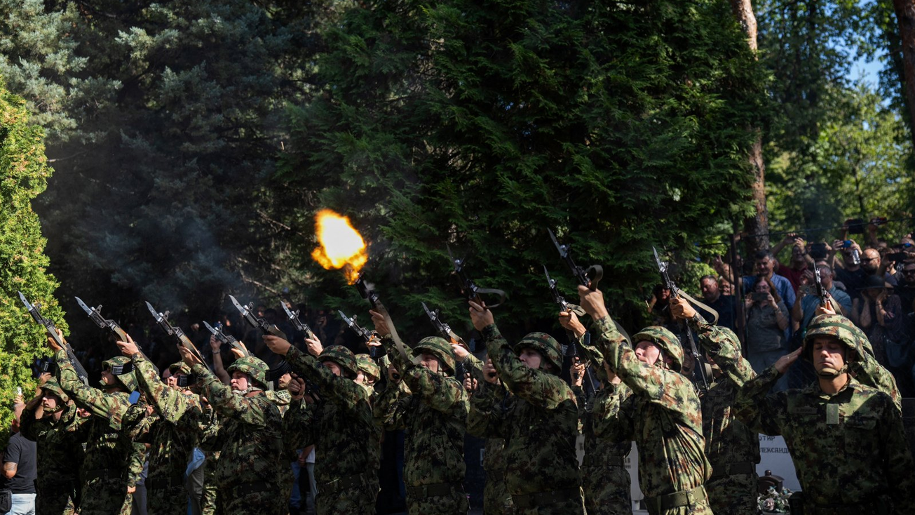 Vojska u redu i u uniformama ispaljuje počasne plotune