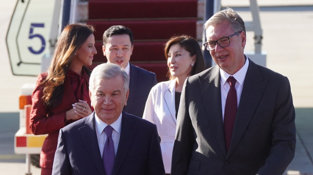 Predsednik Uzbekistana stigao u dvodnevnu poseti Srbiji, na aerodromu ga dočekao predsednik Vučić