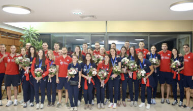 (Foto) Lep gest srpskih odbojkaša: Cvećem dočekali reprezentativke po povratku u Beograd