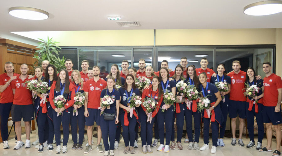 (Foto) Lep gest srpskih odbojkaša: Cvećem dočekali reprezentativke po povratku u Beograd