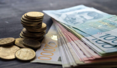 Stiže 6.000 dinara za sve punoletne građane: Ko mora da se prijavi, ko novac dobija automatski i kada počinje isplata