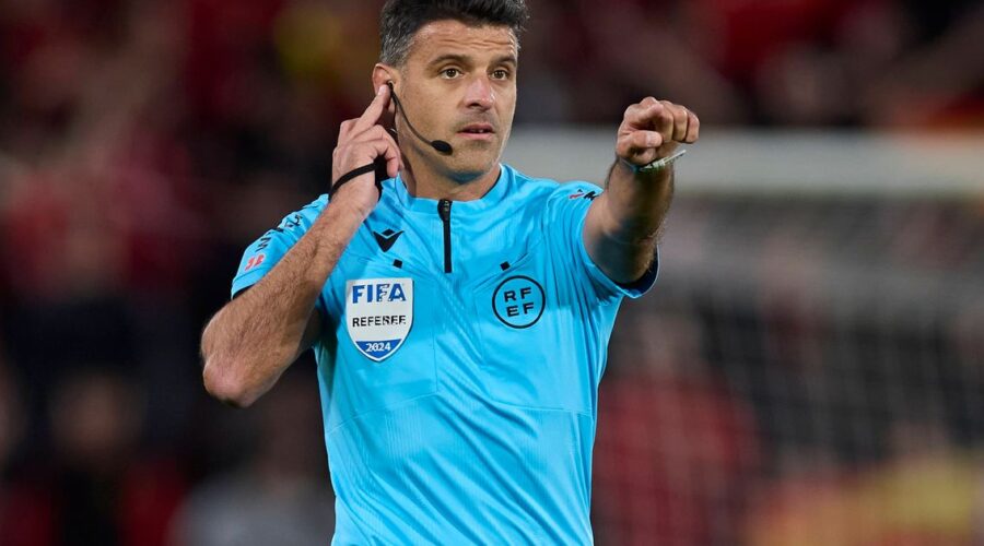 Španac Hesus Hil Manzano sudi meč između fudbalera Fenerbahčea i Rome u prvom kolu LŠ
