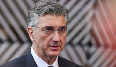 Premijeru Hrvatske, baš kao i vladajućoj HDZ, ubrzano pada rejting pa se predsednik vlade usmerava