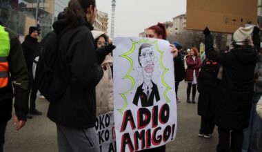 Studenti skupom ispred Srpskog narodnog pozorišta u Novom Sadu kreću u predizbornu kampanju