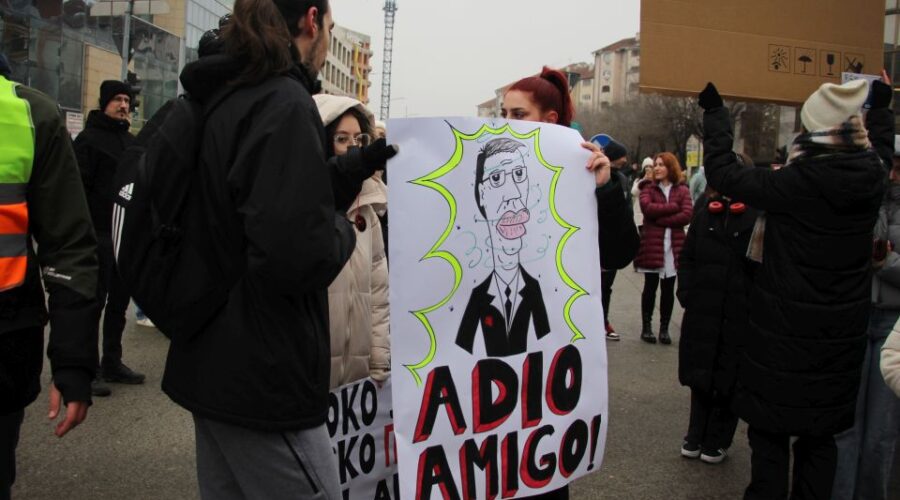 Studenti skupom ispred Srpskog narodnog pozorišta u Novom Sadu kreću u predizbornu kampanju