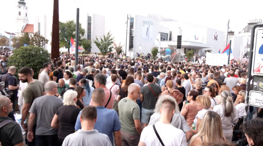 (Foto) Studentska lista održala prvi predizborni skup u Novom Sadu: Predstavljeno sedam kandidata za poslanike