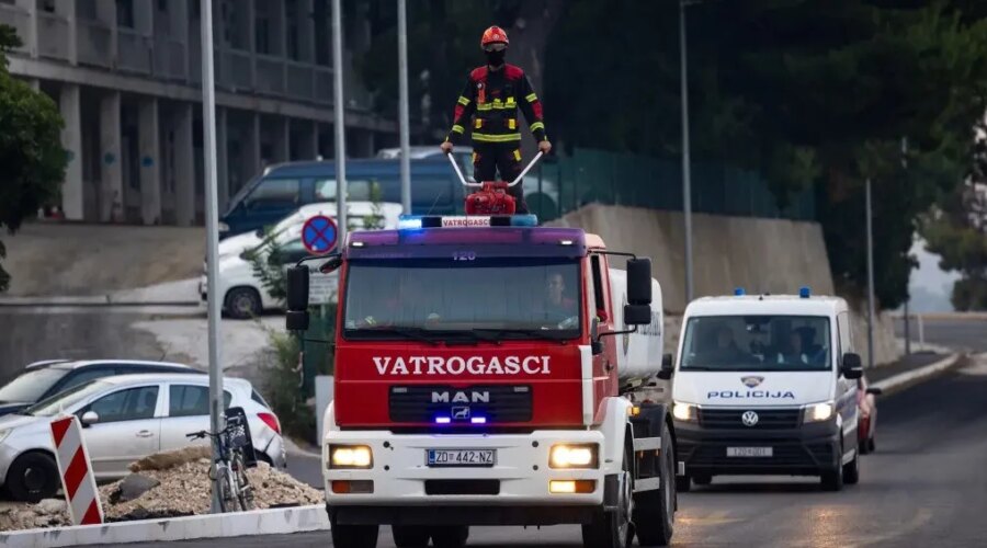Opština: Požar na Braču širi se prema Ložišćima, sve vatrogasne snage na terenu
