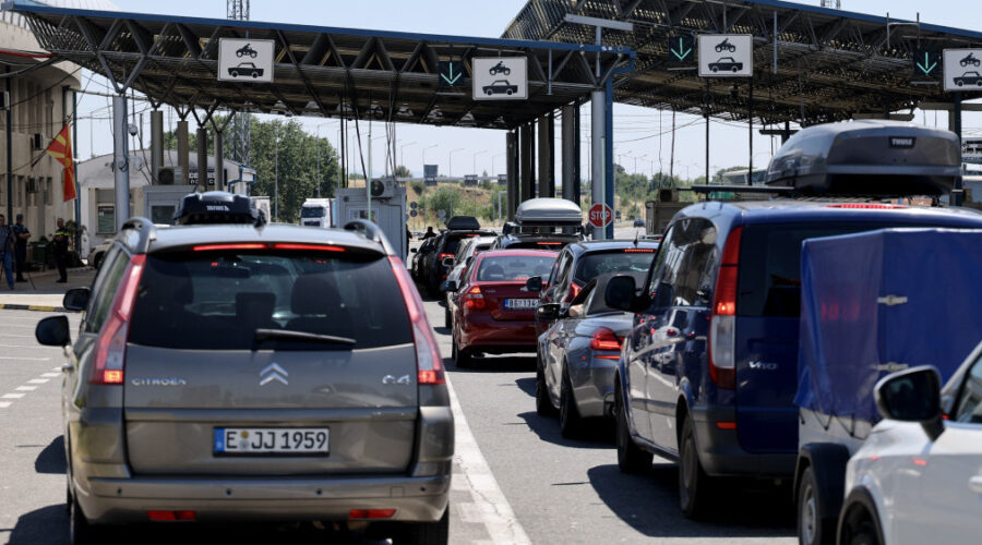 Gužve na granicama: Na pojedinim prelazima višesatna čekanja