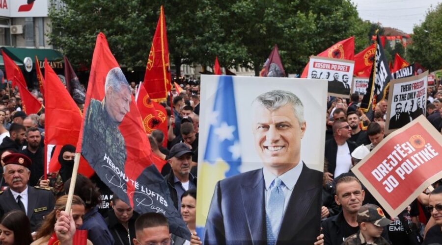 „Marš za slobodu“ u znak podrške visokim oficirima OVK na Kosovu uoči izricanja presude u Hagu: Zastave Velike Albanije i bilbordi sa likovima četvorice optuženih