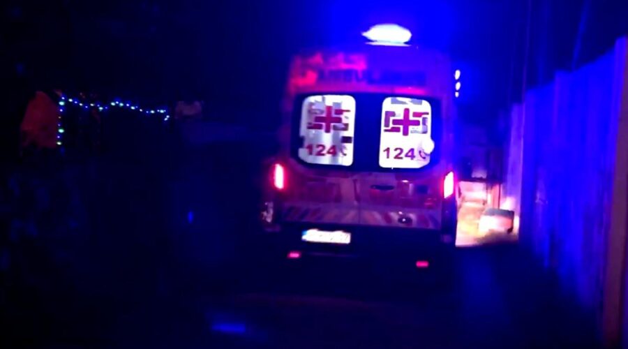 Izgubio kontrolu nad “golfom”, sleteo s puta i udario u stablo: Detalji nesreće u Rožajama u kojoj je stradao mladić (23), devojka povređena