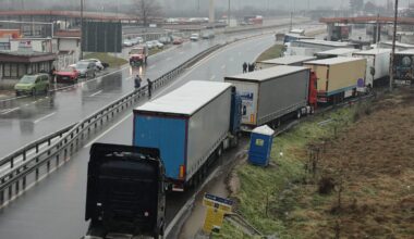 AMSS: Kamioni na prelazu Batrovci čekaju sedam sati