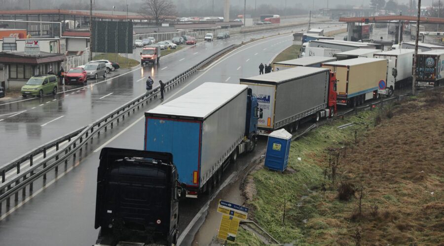 AMSS: Kamioni na prelazu Batrovci čekaju sedam sati