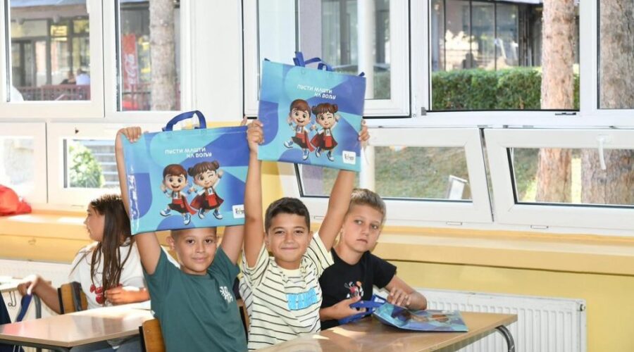 Podeljeno 540.000 kompleta školskog pribora