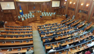 Opozicione albanske stranke osporavaju ustavnost vlade privremenih institucija u Prištini