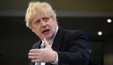 Bivši britanski premijer Boris Džonson izbegao opasnost u Ukrajini: Ruski dron pogodio voz iza njegovog