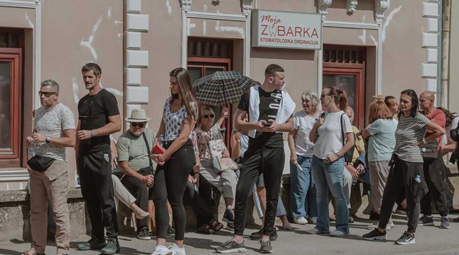 FOTO: Gužva do poslednjeg trenutka – mnogi Zrenjaninci nisu stigli da daju potpis Studentskoj listi