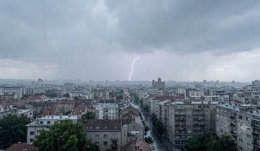 Sutra umereno do potpuno oblačno, mestimično s kišom, ponegde i kratkim pljuskom