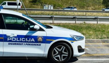 Protest ispred škole u kojoj su izbodeni učenik i spremačica