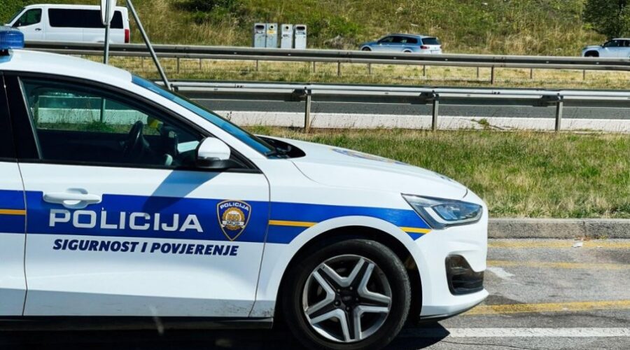 Protest ispred škole u kojoj su izbodeni učenik i spremačica