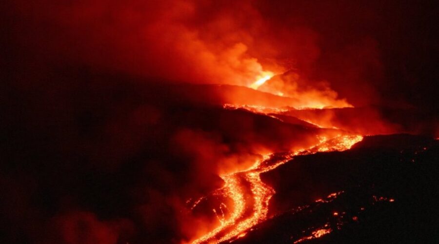 Obustavljeni letovi na aerodromu u Kataniji zbog erupcije vulkana Etna