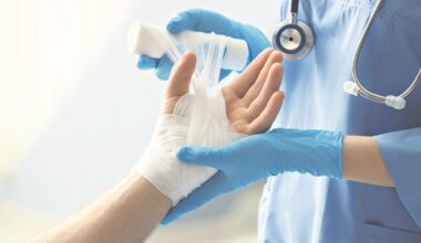 Dečaku (1) skinuli gazu, pa mu odsekli deo prsta! Jeziv nemar lekara, majka deteta iznela šokantne tvrdnje: Ovim predmetom su isekli gazu?