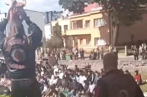Bajkeri opkolili džamiju, doneli i svinjsku glavu: Haotične scene tokom muslimanske molitve, umalo došlo do incidenta – drama u Kaunasu (video)