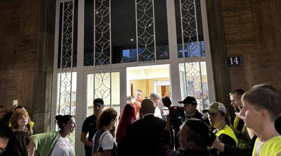 AP: Mladi koji protestuju u Srbiji zvanično ulaze u izbornu trku protiv Vučića
