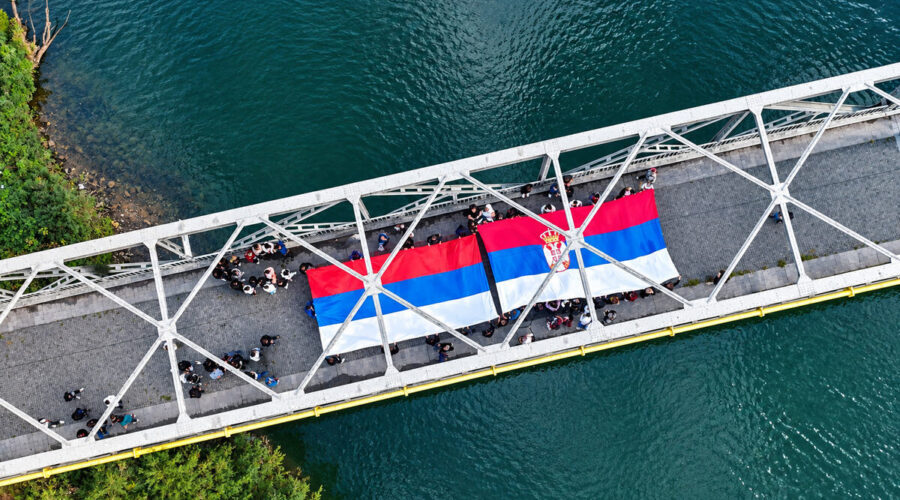 Spojile se zastave Srbije i Republike Srpske: Veličanstven prizor u Malom Zvorniku na mostu kralja Aleksandra I Karađorđevića (foto)