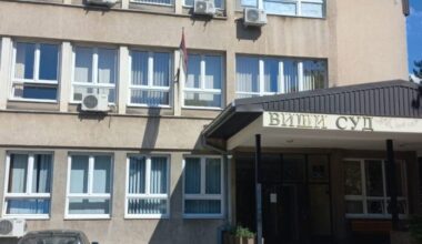 Ispred Višeg tužilaštva u Čačku održan protest zbog vršnjačkog nasilja u školi u Mrčajevcima