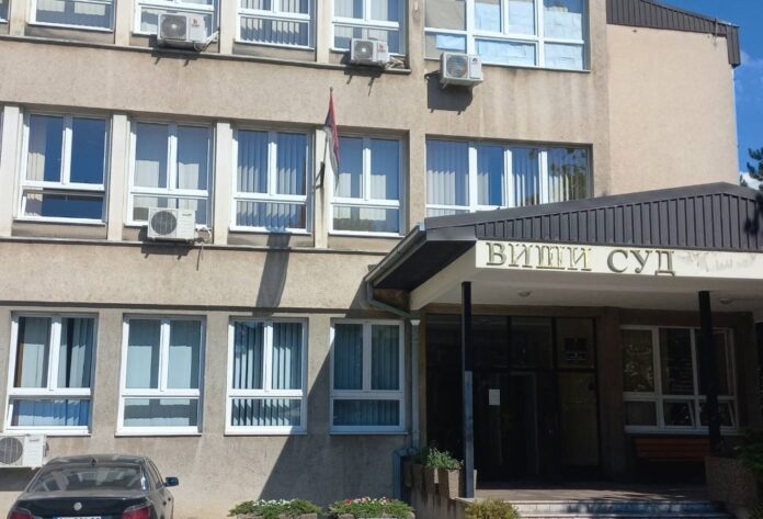 Ispred Višeg tužilaštva u Čačku održan protest zbog vršnjačkog nasilja u školi u Mrčajevcima
