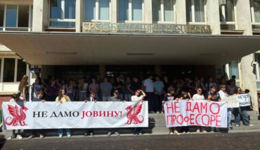 Đaci Jovine danas u protestnoj šetnji od Mašinske do Gradske kuće: 56 pisama za 56 profesora