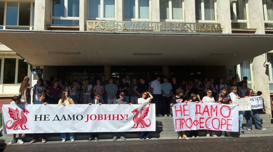 Đaci Jovine danas u protestnoj šetnji od Mašinske do Gradske kuće: 56 pisama za 56 profesora