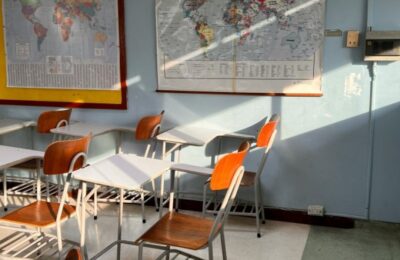 Deca kažnjavana zbog smeha i gledanja kroz prozor