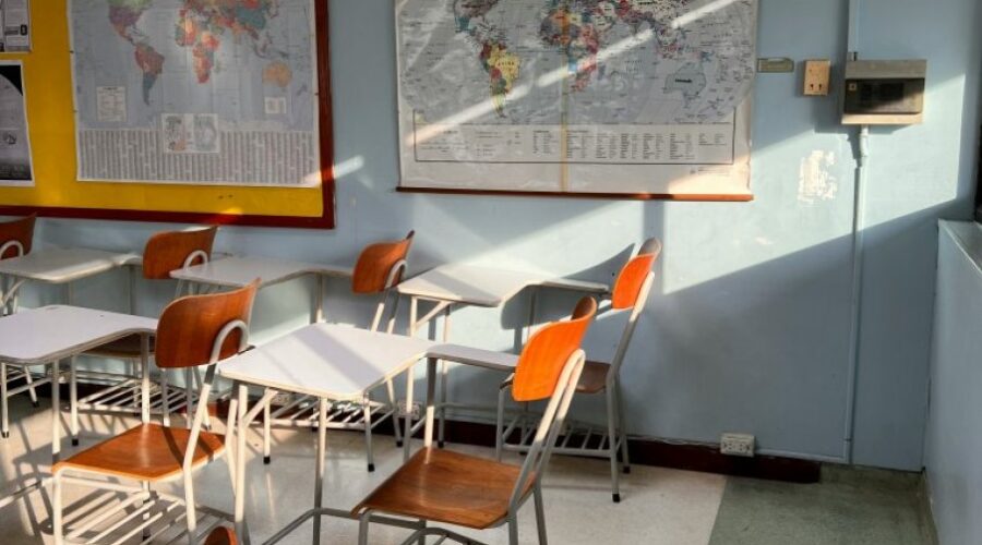 Deca kažnjavana zbog smeha i gledanja kroz prozor