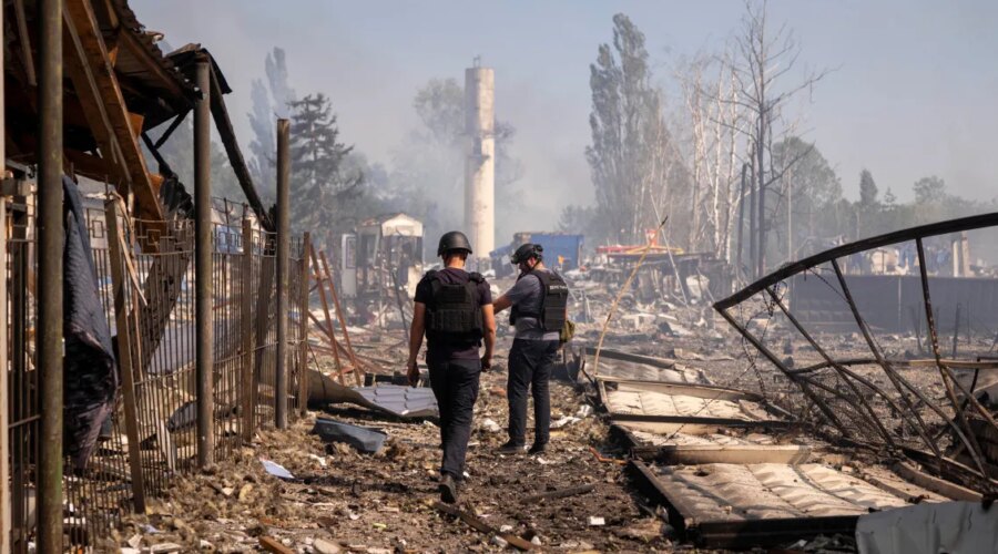 Najmanje 21 osoba povređena u ruskim napadima na Ukrajinu, pogođena i rafinerija u Rusiji