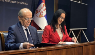 Majkama dve državne mere: Sa decom do godinu da mogu kupiti seosku kuću