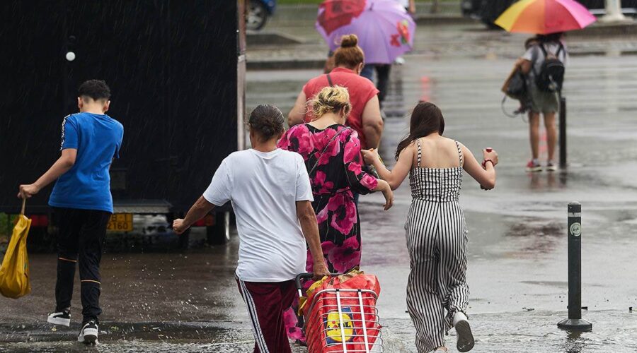 Žuti meteoalarm upaljen za celu zemlju: Pripremite se za pljuskove i grmljavinu, stiže drastično zahlađenje