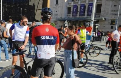 Studenti koji su na biciklima krenuli u obilazak Srbije stigli u Vršac i Valjevo, dočekani aplauzima
