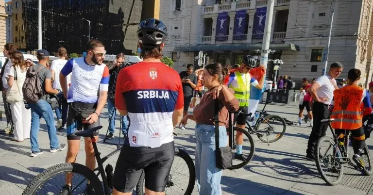 Studenti koji su na biciklima krenuli u obilazak Srbije stigli u Vršac i Valjevo, dočekani aplauzima