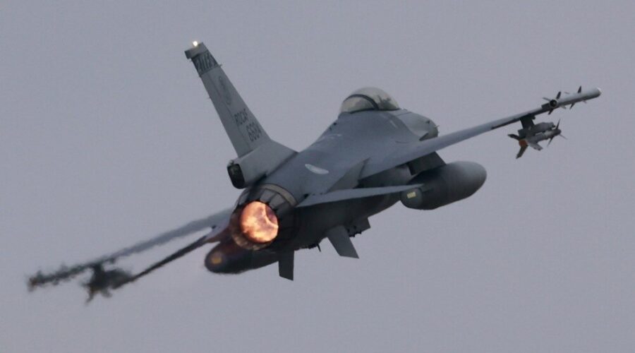 SAD: F-16 se srušio i zapalio tokom vežbe u Mičigenu