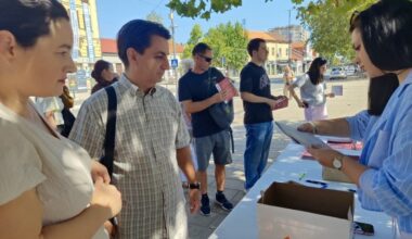Studenti na dva štanda u Leskovcu predstavljaju plan, građani mogu da potpišu podršku do 19 sati