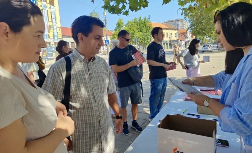 Studenti na dva štanda u Leskovcu predstavljaju plan, građani mogu da potpišu podršku do 19 sati